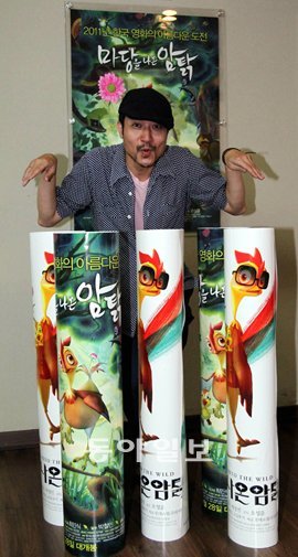 애니메이션 감독답게 밝고 해맑은 표정을 지어 보인 ‘마당을 나온 암탉’의 오성윤 감독. 그는 영화에서 꼬리에 꽃을 꽂은 암탉 ‘잎싹’처럼 머리에 꽃도 꽂았다. 이종승 기자 urisesang@donga.com