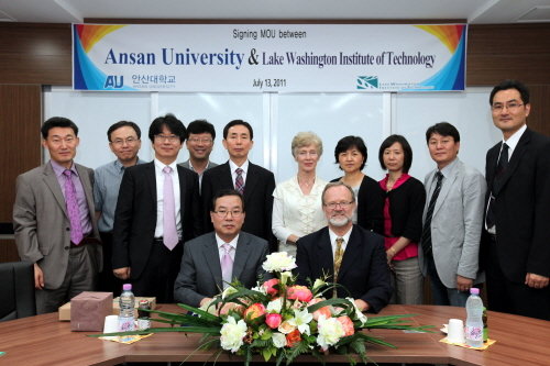 △ 안산대학교와 미국 LWIT대학 간의 국제교류협약 체결 후 기념사진을 촬영하고 있다