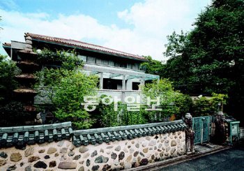 1988년 정 씨가 교토 시치쿠에 세운 고려미술관. 이곳엔 평생 수집한 한국의 문화재 1700여 점이 소장돼 있다.