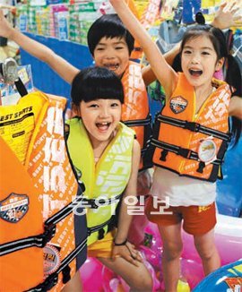 본격적인 여름 휴가철을 맞아 유통업계는 ‘바캉스 마케팅’이 한창이다. 유통업계 할인정보를 꼼꼼히 챙기면 휴가비용을 절약할 수 있다. 롯데마트 제공