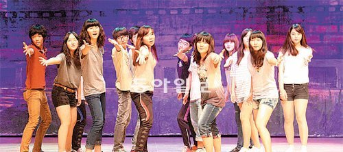 강원삼척시도계고학생들의뮤지컬 ＇뺀지와철조망＇이20일춘천에서공연됐다.이작품은2006년도계고에서탄생한창작뮤지컬.사진은도계고학생들의연습장면. 이인모 기자 imlee@donga.com