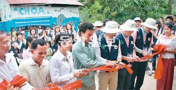 대구대 ‘심 봉사단’이 세 번 방문 끝에 완성한 교실 준공식을 크로퍼 마을 주민들과 함께 열고 있다. 대구대 제공