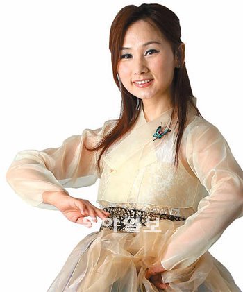 중국과 북한, 한국에서 배운 각기 다른 창법을 토대로 자신만의 음악세계를 펼치기 시작한 가수 은희지. 양회성 기자 yohan@donga.com