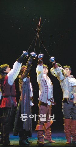 22일부터 서울 세종문화회관 대극장에서 공연하는 뮤지컬 ‘삼총사’. 프랑스 작가 알렉상드르 뒤마의 동명 소설이 원작이지만 삼총사 멤버인 아라미스와 포르토스의 과거 이야기는 원작에는 없던 내용이다. 동아일보DB