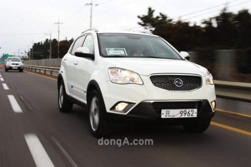 쌍용자동차 코란도C가 저단기어 변속시 급발진과 비슷한 변속충격이 발생해 지난 18일부터 시정조치에 들어갔다. 사진=김훈기 동아닷컴 기자