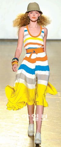 여름 휴가지에서는 과감한 색상과 디자인의 옷차림에 도전해 볼 필요가 있다. 원색의 스트라이프는 활동적인 휴가지 패션으로 제격이다.