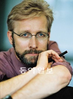 삼성전자가 최근 영입한 디자이너 크리스 뱅글 씨. 세계 3대 자동차 디자이너로 꼽힌다. 동아일보DB