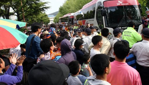 ▲ 경찰의 경계 속에서도 SK 구단 버스가 움직이기까지는 제법 많은 시간이 필요했다. 지난해 5월 사직 롯데전이 끝난 뒤 이동하려는 SK 선수단이 팬들의 방해 때문에 움직이지 못하고 있다.