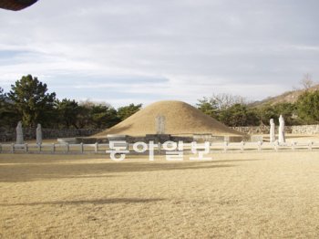 경남 김해시에 있는 가야의 시조 김수로왕의 능. 동아일보DB