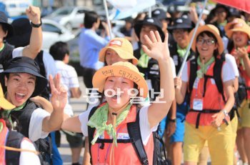 해냈다는 성취감에 웃음과 눈물이 뒤섞였다. 18일 동안 475km의 국토대장정을 완주한 ‘2011 대한민국 희망원정대’ 95명의 대학생이 21일 최종 목적지인 서울광장에 도착해 기다리고 있던 가족, 친구들에게 손을 흔들며 기뻐하고 있다. 박영대 기자 sannae@donga.com