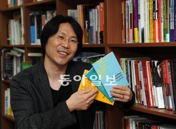 한국 대표 작가의 작품을 세계 도서관에 보내온 예스24의 유성식 이사. 그는 1993년 동아일보 신춘문예를 통해 등단한 소설가이기도 하다. 예스24 제공