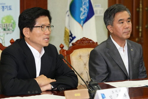 21일 오전 김문수 경기도지사가 경기도청에서 열린 "서민금융지원 업무협약체결식"에서 인사말을 하고 있다.