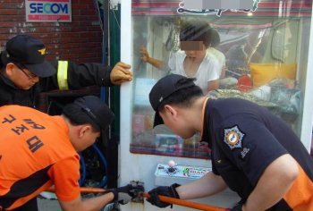 22일 오전 경기도 하남시 덕풍동의 한 완구점 앞 인형뽑기 기계 안에 갇혀있는 김모(10)군을 구조대가 구조하고 있다. 
    (하남=연합뉴스)