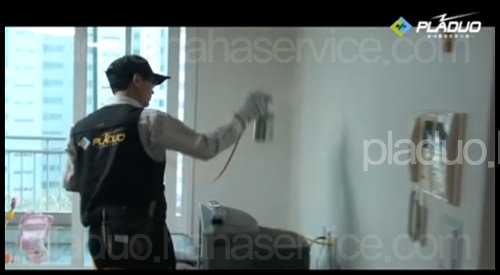 <사진설명: 플라듀오에서 새집증후군 무기질세라믹촉매제 분사과정>