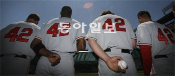 야구선수의 등번호에는 여러 가지 상징적 의미가 있다. 2008년 4월 미국 LA 에인절스 선수들이 벌인 재키 로빈슨(메이저리그 최초의 흑인 선수) 기념 이벤트의 모습. 그의 등번호 42번은 영구결번이 됐다. 동아일보 DB