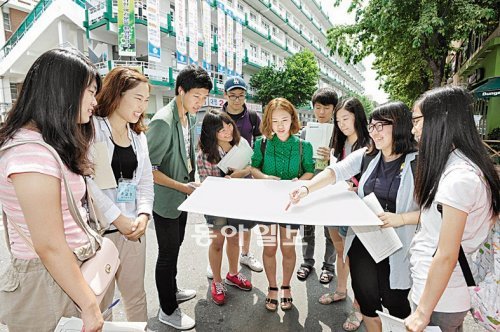 23일 오후 대구 남구 대명동 경북예술고 인근 현장에서 청소년 디자인학교에 참가한 학생들이 사업구간의 문제점을 토론하고 있다. 남구청 제공