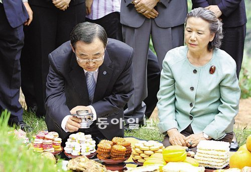 반기문 유엔 사무총장이 다음 달 14일 고향인 충북 음성을 방문한다. 사진은 반 총장이 2008년 7월 5일 부친 산소를