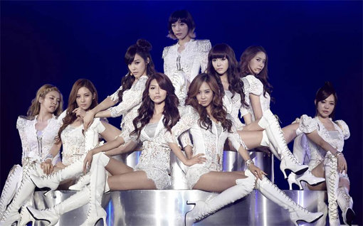 걸그룹 소녀시대가 두 번째 단독콘서트 ‘2011 걸스 제너레이션 투어(GIRLS GENERATION TOUR)’에서 열정적인 무대를 펼치고 있다. 사진제공｜SM엔터테인먼트