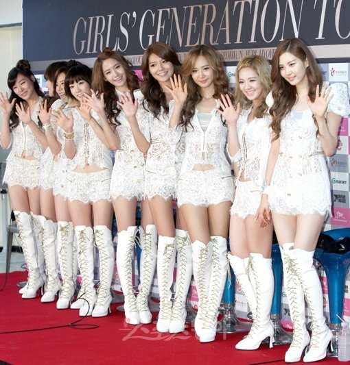 소녀시대가 24일 ‘2011 걸스 제너레이션 투어’ 이틀째 공연을 앞두고 열린 기자회견에서 취재진을 향해 손을 흔들어 인사하고 있다. 국경원 기자 (트위터 @k1isonecut) onecut@donga.com