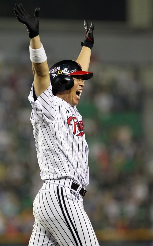 아들로서 하늘에 계신 아버지에게, 아버지로서 두 아들에게 당당하고 싶었다. LG 이병규가 23일 올스타전에서 연장 10회말 승부치기 2사 1·3루서 삼성 오승환을 상대로 끝내기 안타를 친 뒤 두 팔을 번쩍 들어 기뻐하고 있다. 잠실 | 김종원기자 (트위터 @beanjjun) won@donga.com
