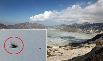 백두산 천지에서 찍힌 괴물체(작은 사진). 출쳐=신화통신