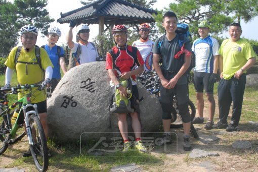 땅끝에서 완도로 출발하기 직전, 두발로 걸어서 국토순례에 나선 용감한 청년 이대한씨와 자전거식객들이 기념촬영을 했다. 왼쪽부터 정상욱, 김승정, 필자, 허영만 대장, 홍순영, 이대한(허화백 옆 배낭을 맨 사람) 김경민, 김은광.