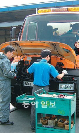 올겨울 제설작업에 투입될 제설차량을 서울시 차량정비센터 정비사들이 손보고 있다. 정비센터는 제설차를 비롯해 소방차, 쓰레기운반차 등 특수차량 3813대를 정비하고 있다. 서울시 제공