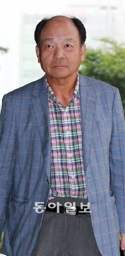 탈세 혐의를 받고 있는 권혁 시도상선 회장이 25일 조사를 받기 위해 서울 서초구 서초동 서울중앙지검에 출두하고 있다. 장승윤 기자 tomato99@donga.com