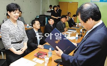 염홍철 대전시장(오른쪽)이 25일 2012 대전세계조리사대회 자문위원인 임미자 한국전통음식연구소 부원장에게 위촉장을 주고 있다. 이기진 기자 doyoce@donga.com