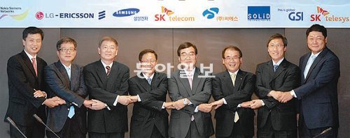 SK텔레콤은 26일 서울 중구 을지로 본사에서 통신 중계기를 만드는 협력업체들과 ‘동반성장 협약식’을 열었다. SK텔레콤 제공
