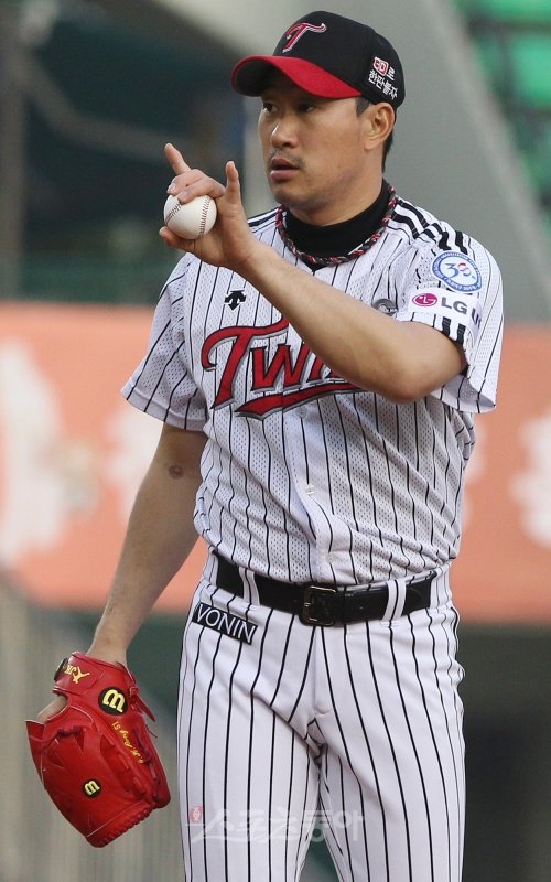 12일 서울 잠실야구장에서 열린 '2011 프로야구' 한화 이글스와 LG 트윈스의 경기에서 LG 선발 투수 봉중근이 포수 조인성과 싸인을 주고 받고 있다. 잠실 | 국경원 기자 (트위터 @k1isonecut) onecut@donga.com