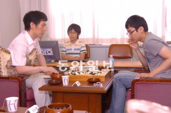 차세대 선두주자로 주목받는 랭킹 3위 박정환 9단이 26일 국수전 8강전에서 이창호 9단을 만나 승리했다. 한때 슬럼프에 빠졌던 박 9단이 이날 바둑 승리로 상승세를 탈 것으로 기대되고 있다. 한국기원 제공