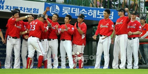 SK 안치용(23번)은 26일 롯데전에서 2회와 8회 홈런 두 방을 터뜨렸다. SK에 후반기 첫 경기 완승을 선사하는 홈런포였다. 사직 ｜ 박화용 기자 (트위터@seven7sola@) inphoto@donga.com