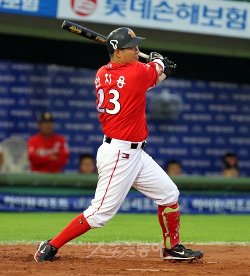 26일 저녁 부산 사직야구장에서 열린 2011프로야구 롯데와 SK의 경기에서 SK 안치용이 4회초 선두 타자로 나와 홈런을 치고 있다. 사직ㅣ박화용 기자 (트위터 @seven7sola) inphoto@donga.com