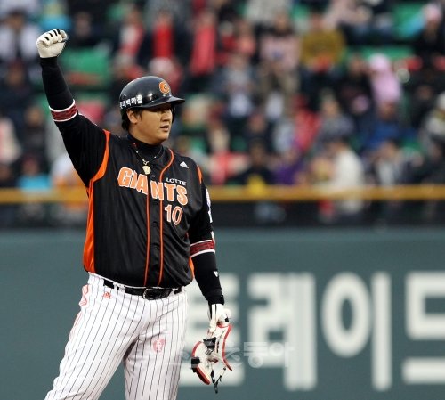 롯데 이대호는 2년 연속 트리플 크라운과 4년 연속 롯데의 포스트시즌 진출이라는 두 마리 토끼를 잡기 위해 후반기 방망이를 정조준하고 있다. 스포츠동아DB