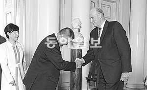 ‘노르웨이 라면왕’ 이철호 씨는 1954년 노르웨이로 건너간 뒤 한국식 라면 브랜드 ‘미스터 리’를 선보여 현지에서 주목받는 사업가가 됐다. 이 씨는 2004년 이민자 최초로 노르웨이 국왕에게 ‘자랑스러운 노르웨이인 상’을 받았다(아래 사진). 지니넷 제공