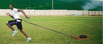 우사인 볼트는 시즌 시작 전인 11월과 12월에는 잔디트랙에서 훈련한다. 볼트가 잔디위에서 무거운 장비를 끌고 있다. 우사인 볼트 팬 홈페이지(usain-bolt.eu)