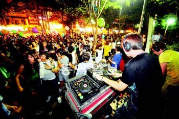 시끄러운 행사는 가라. 소리 없는 문화행사가 서울 마포구 서교동 홍익대 앞에서 잇따라 열린다. 행사를 기획한 류재현 감독은 “홍익대 앞 소음 민원을 줄이기 위해 참가자들만 들을 수 있는 무선 헤드폰을 나눠줄 계획”이라고 말했다. 류재현 감독 제공