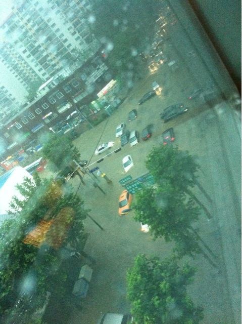 강남역으로 오시는 분들!! 여기 도로 침수되고 차 떠내려가고 난립니다!! @yjwnim (강남역 교대방면 사거리)