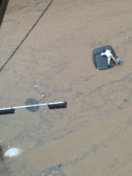 27일 오전 서울 강남역 진흥 아파트 사거리가 침수돼 조난당한 시민이 차량 위에서 구조를 기다리고 있다
    (서울=연합뉴스)