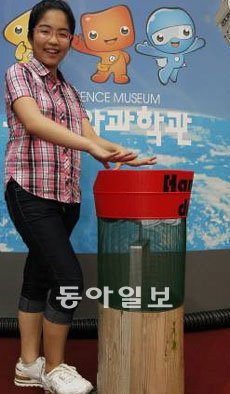 하지민 양이 자신의 발명품인 ‘폐통돌이를 이용한 수동 손건조기’를 시연하고 있다. 발로 페달을 밟으면 바람이 위로 올라와 손을 말려준다. 대전=김재명 기자 base@donga.com