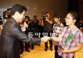 27일 대전 유성구 국립중앙과학관에서 제33회 전국학생과학발명품경진대회 시상식이 열렸다. 이주호 교육과학기술부 장관(왼쪽)이 하지민 양에게 대통령상을 수여하고 있다. 하 양 뒤에는 국무총리상을 받은 이상현 군. 대전=김재명 기자 base@donga.com