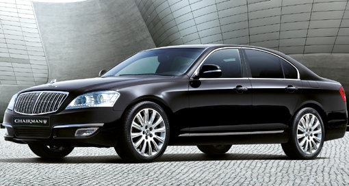 폭포수의 움직임과 율동감을 강조한 라디에이터 그릴이 인상적인 뉴 체어맨 W의 카리스마 넘치는 전면부와 외관. HID 헤드램프, 프리즘 타입의 LED 포지션 램프, 고휘도 LED 턴시그널 램프 등이 품위를 더해준다. 사진제공｜쌍용자동차