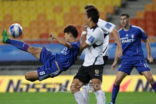 27일 수원월드컵경기장에서 열린 FA컵 8강전에서 수원 이상호(맨 왼쪽)가 전남 수비수 2명을 피해 오버헤드킥을 시도하고 있다.수원 ｜ 임진환 기자 (트위터 @binyfafa) photolim@donga.com