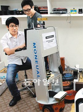 26일 서울 금천구 가산동 모뉴엘 본사에서 연구원들이 로봇청소기와 로봇청정기 제품을 개발하기 위한 실험에 열중하고 있다. 김경제 기자 kjk5873@donga.com