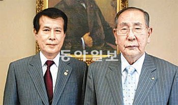 장충식 단국대 명예총장(오른쪽)과 가마타 가오루 일본 와세다대 총장이 25일 도쿄 와세다대 총장실에서 양교 협력방안을 논의했다. 와세다대 제공