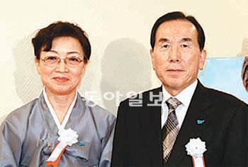일본 외교장관상 수상자로 선정된 의인 이수현 씨 부모 이성대(오른쪽), 신윤찬 씨.