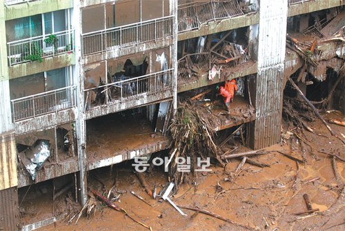 아파트 습격한 토사 27일 오전 서울 서초구 우면동 우면산에 산사태가 난 직후 토사물이 방배동 래미안아트힐 아파트를 덮친모습.이날 아파트 저층부는 베란다 유리창이 전부 파손되는 등 피해가 컸다. 장승윤 기자 tomato99@donga.com