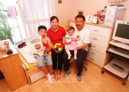 1991년 7월29일 첫째 아들 동현 군을 얻으며 원조 ‘아들바보’를 자처한 가수 김흥국의 가족사진. 스포츠동아DB