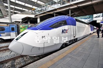 한국형 고속철도 KTX-산천의 모습. KTX-산천은 최고속도 시속 352km로 달릴 수 있지만 평상시에는 안전을 위해 300km로 운행한다. 한국철도기술연구원 제공